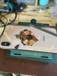 Thay kính lưng iphone chính hãng giá rẽ tại biên hòa